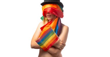Gökkuşağı bayrağına sarılmış, beyaza sarılmış tanınmamış bir kadın. LGBT anonimlik, gizlilik kavramı.
