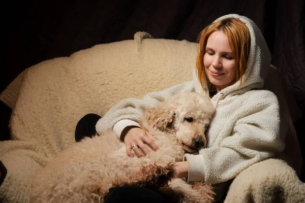 Vrouw Ligt Met Een Grote Hond Bank Shaggy Hond Legde — Stockfoto