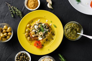Chimichurri soslu fırında karnabahar bifteği, badem gevreği, sarı tabakta kapari. Vejetaryen yemeği. Alternatif lezzetli yemekler..