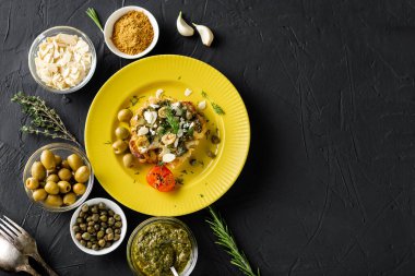 Chimichurri soslu fırında karnabahar bifteği, badem gevreği, sarı tabakta kapari. Vejetaryen yemeği. Alternatif lezzetli yemekler..