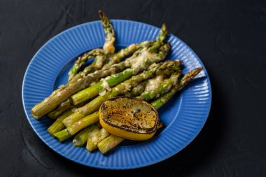 Fırında peynirle pişirilmiş kuşkonmaz. Vejetaryen yemeği. Sağlıklı yemek..