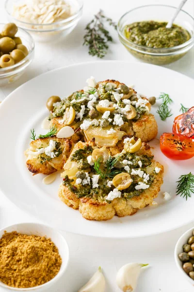 Bife Couve Flor Com Especiarias Molho Chimichurri Flocos Amêndoa Azeitonas — Fotografia de Stock