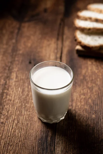Повна Склянка Молока Хліб Задньому Плані Розмитий Темний Дерев Яний — стокове фото