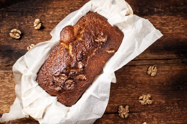 Bir somun fındıklı ekmek. Koyu ahşap arka plan. Ceviz ekmeğin yanında..