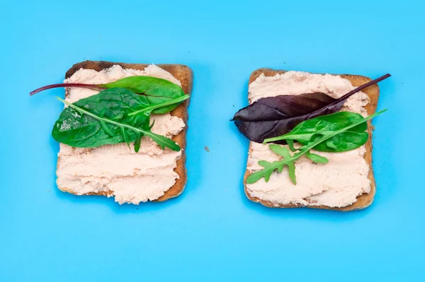 Sandwich Végétarien Toast Avec Une Tartinade Crémeuse Des Feuilles Salade — Photo