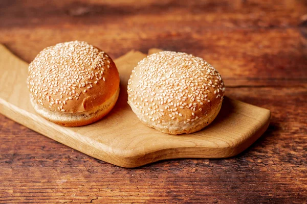 Dva Hamburgery Sezamová Semínka Nahoře Dřevěné Pozadí Koncept Potravin — Stock fotografie