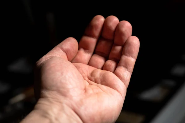 Пустая Мужская Рука Протянутая Рука Человека Темном Фоне — стоковое фото