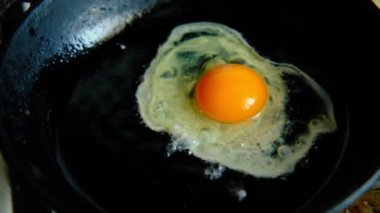 Tavada bir yumurta kızarır. Yemek pişirme.