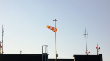 Rüzgar yönünü ölçüyorum. Bir binanın çatısındaki rüzgârlık. Havacılık ve pilotlar için gösterge.