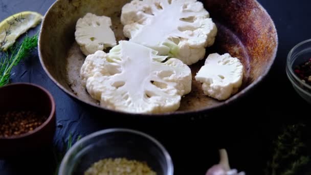 烹调花椰菜牛排 生菜花片放在一个煎锅里 附近的各种调味品 — 图库视频影像