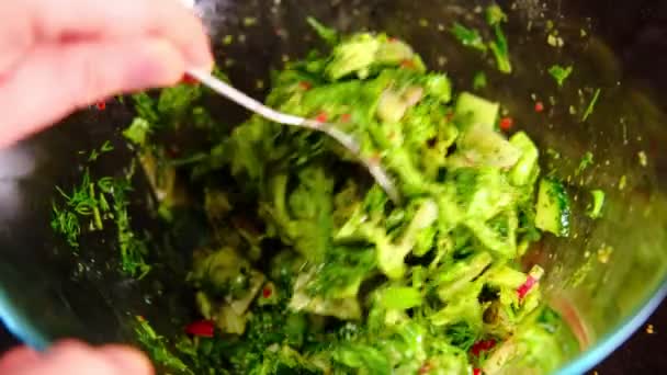 Mano Del Hombre Prepara Ensalada Hortalizas Los Ingredientes Diferentes Mezcla — Vídeo de stock