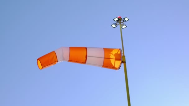 Вимірювання Напрямку Вітру Вітряк Даху Будівлі Індикатор Авіації Пілоти — стокове відео