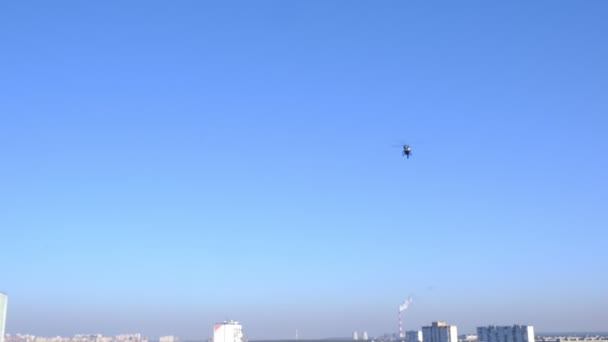 Helicóptero Sobrevuela Ciudad Clima Claro Cielos Azules — Vídeo de stock