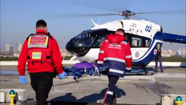 Kiev Ukraine February 2021 Medics Rescue Helicopter Ukrainian Police Roof — Stock Video