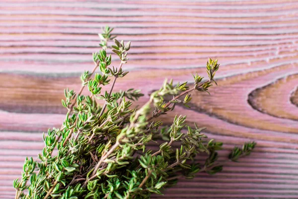 Ветки Тимьяна Фиолетовом Деревянном Фоне Кулинарная Приправа Медицинское Применение — стоковое фото
