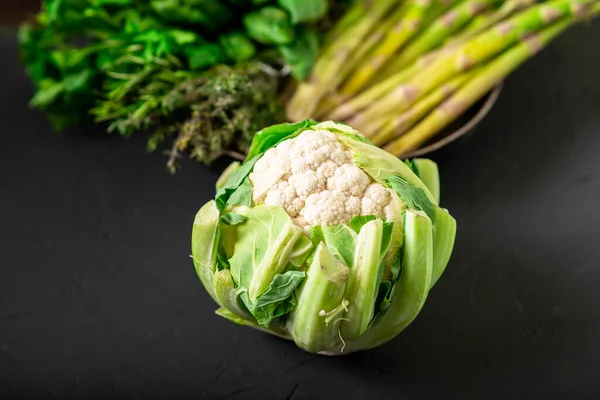 Várias Verduras Verdes Contexto Preto Couve Flor Abacate Espargos Tomilho — Fotografia de Stock