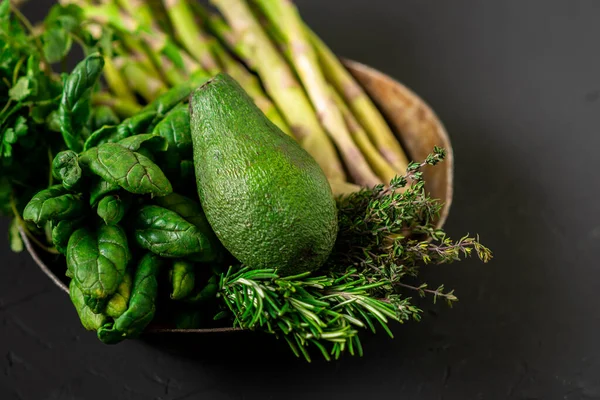 Avokádo Různé Zelené Zeleniny Tmavém Pozadí Chřest Špenát Rozmarýn Koncept — Stock fotografie