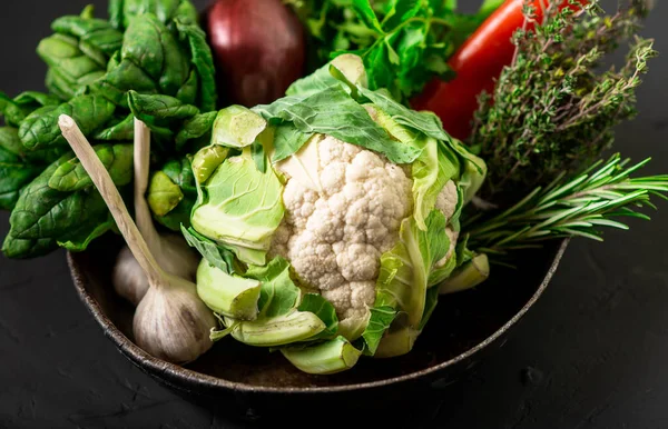 Celý Květák Různé Druhy Zeleniny Zdravé Vegetariánské Jídlo Tmavé Pozadí — Stock fotografie