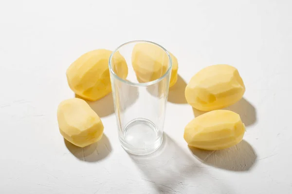 Concetto Latte Patate Bicchiere Vuoto Circondato Tuberi Patate Crude Fondo — Foto Stock