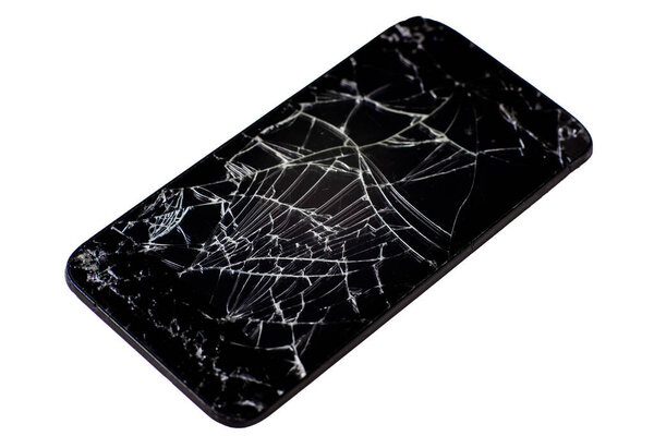 Сломанный мобильный телефон изолирован на белом фоне. Много трещин на черном сенсорном экране телефона.