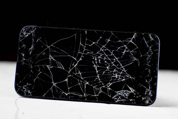 Zniszczony Telefon Komórkowy Czarno Białym Tle Wiele Pęknięć Czarnym Ekranie — Zdjęcie stockowe