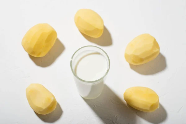 Aardappelmelk Alternatief Een Glas Melk Een Rauwe Aardappel Een Witte — Stockfoto