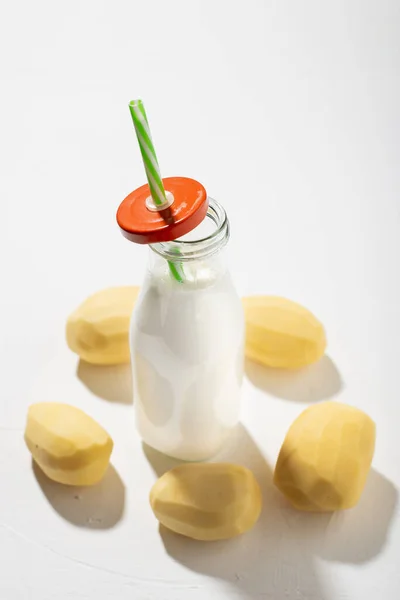 Aardappelmelk Concept Fles Met Aardappelmelk Een Witte Achtergrond Een Alternatief — Stockfoto