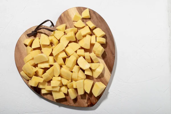 Tahtada Kalp Şeklinde Dilimlenmiş Çiğ Patates Beyaz Arka Plan Patates — Stok fotoğraf