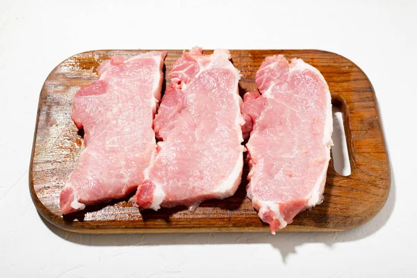 木製のまな板に豚肉のスライス作品 新鮮な肉だ 調理の準備 — ストック写真