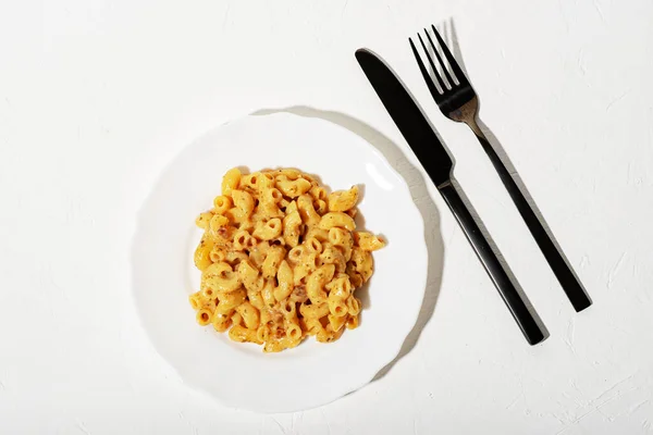 Pastas Italianas Rizadas Con Salsa Plato Blanco Minimalismo Fondo Blanco —  Fotos de Stock