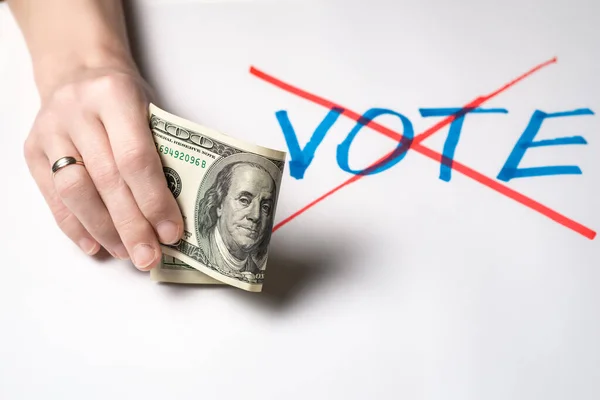 Szavazatok Megvásárlása Választópolgárokról Egy Keze 100 Amerikai Dollárt Tart Kihúzott — Stock Fotó