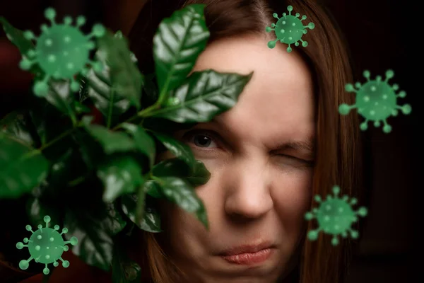 Frau Mit Einer Pflanze Der Nähe Ihres Gesichts Und Coronavirus — Stockfoto