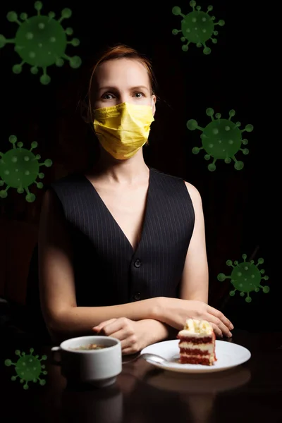 Kvinde Medicinsk Maske Sidder Ved Bord Med Kage Molekyler Coronavirus - Stock-foto