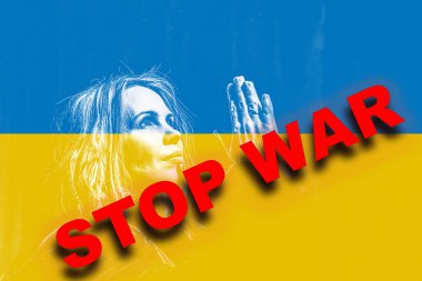 Ukrayna bayrağının arka planında dua eden bir kadın. Savaş kelimesini durdur. Rus saldırısı yok..