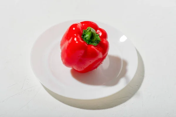 Κόκκινη Πιπεριά Λευκό Πιάτο Λευκό Φόντο Φρέσκο Ωμό Πιπέρι — Φωτογραφία Αρχείου