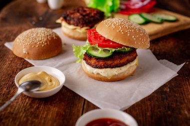 Hamburger ve çizburger için malzemeler. Ahşap arka plan. Ev yapımı hamburger. Yemek konsepti. Hamburger günü..