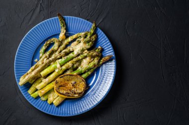 Fırında peynirle pişirilmiş kuşkonmaz. Vejetaryen yemeği. Sağlıklı yemek..