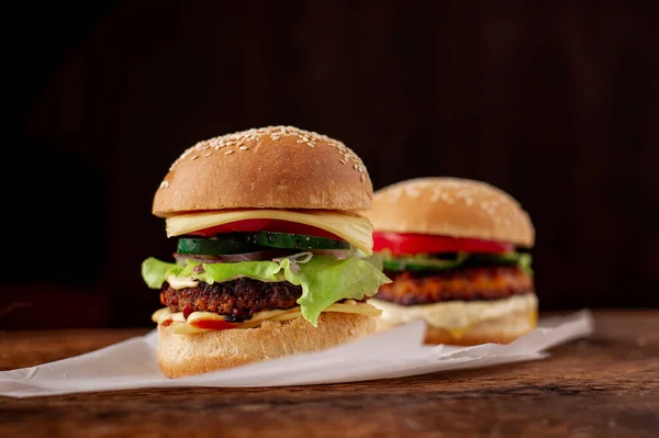 Dos Hamburguesas Sobre Fondo Madera Hamburguesa Grande Pequeña Día Hamburguesa —  Fotos de Stock