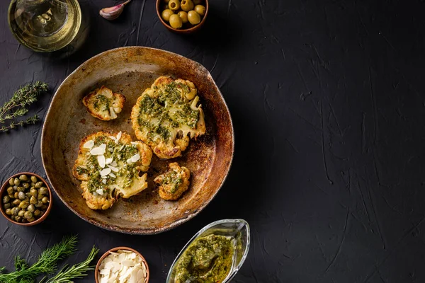 Stek Kalafiora Przyprawami Leży Patelni Oliwa Oliwek Sos Chimichurri Kapary — Zdjęcie stockowe