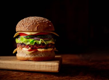 Susamlı hamburger ekmeği. Ahşap arka plan. Yemek konsepti. Hamburger günü..