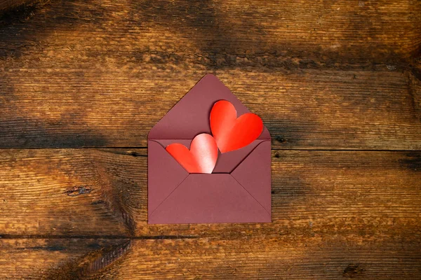 赤いハートのオープンエンベロープ 暗い木製の背景 愛の対応の概念 バレンタインデーのラブレター — ストック写真