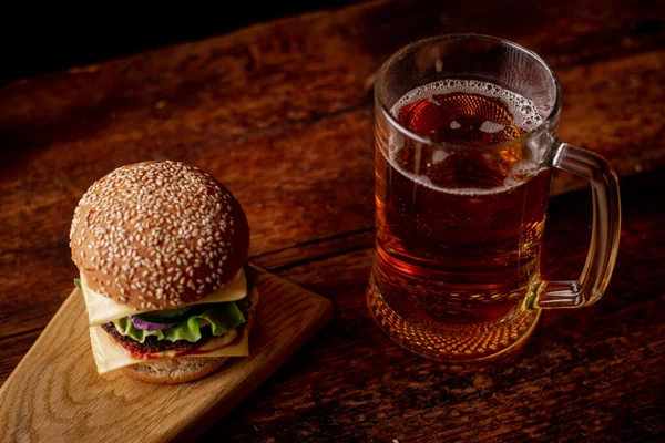 Стакан Пива Гамбургер Деревянный Темный Фон Закуска Еда Пива — стоковое фото
