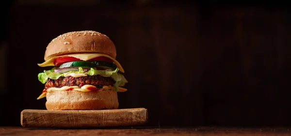 Гамбургер Тёмном Деревянном Фоне Баннер Место Смс Концепция Дня Гамбургеров — стоковое фото