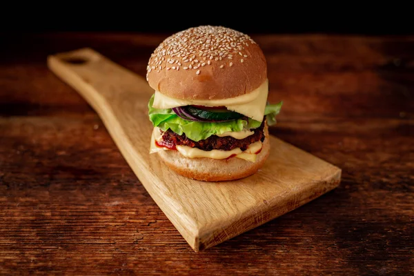 Гамбургер Булочкой Кунжутом Деревянный Фон Концепция Питания День Гамбургеров — стоковое фото
