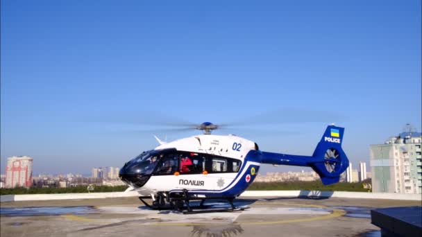 Kiev Ucrania Febrero 2021 Helicóptero Rescate Policía Ucraniana Para Techo — Vídeos de Stock