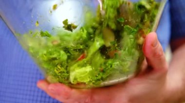 Farklı sebzelerden sebze salatası hazırlıyorum. Vejetaryen yemeği..