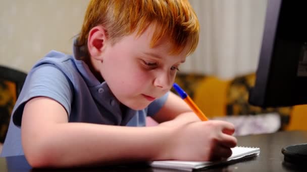 Niño Hace Los Deberes Estudia Distancia Escribe Cuaderno Delante Una — Vídeos de Stock