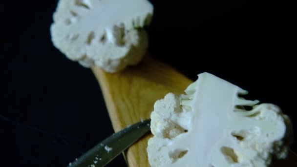 将花椰菜生在木板上 半头花椰菜 准备烹调 — 图库视频影像