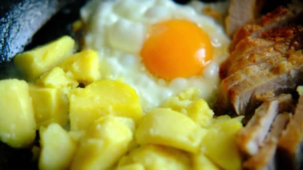 Patatas Huevos Carne Cocinan Una Sartén Caliente — Vídeos de Stock