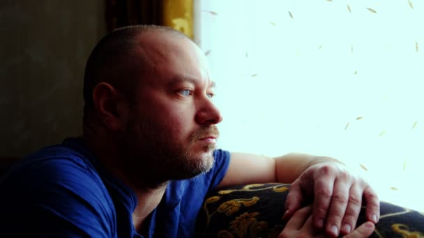 一个中年男人心事重重地坐在一个房间里 从窗户往外看精疲力竭综合征 中年危机 — 图库视频影像